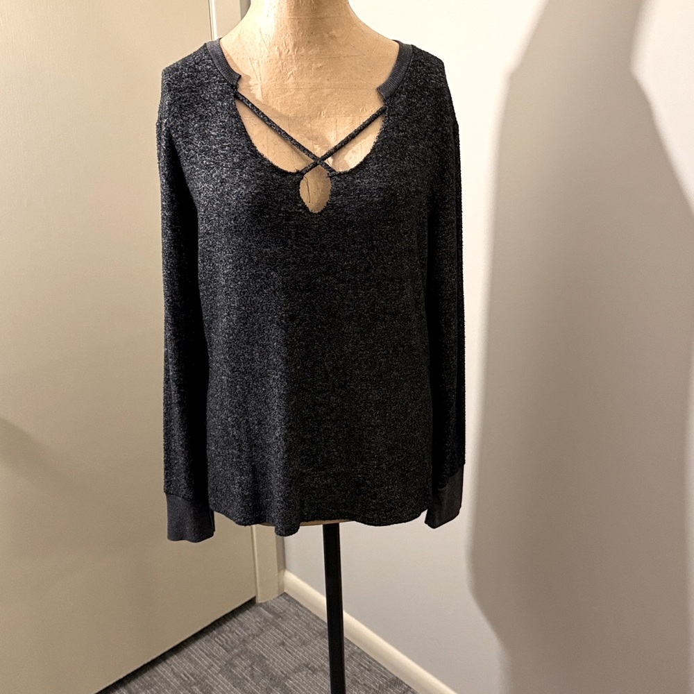 Amerikanable sweater high low oversize small has distressing on the top